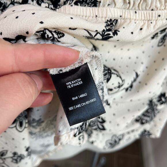 Torrid Peasant Blouse Size 2 Smocked Waist Long Sleeve Floral Black White - Picture 9 of 10